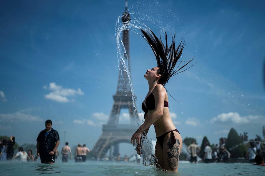 Una mujer se refresca en París.