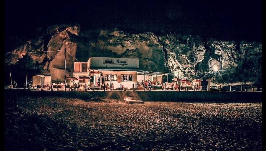 De Oriente a Occidente, los usuarios de TripAdvisor valoran estos diez establecimientos en la playa como los mejores de la región. Chiringuito La Pandina. Playa de San Antolín. Naves. Llanes.