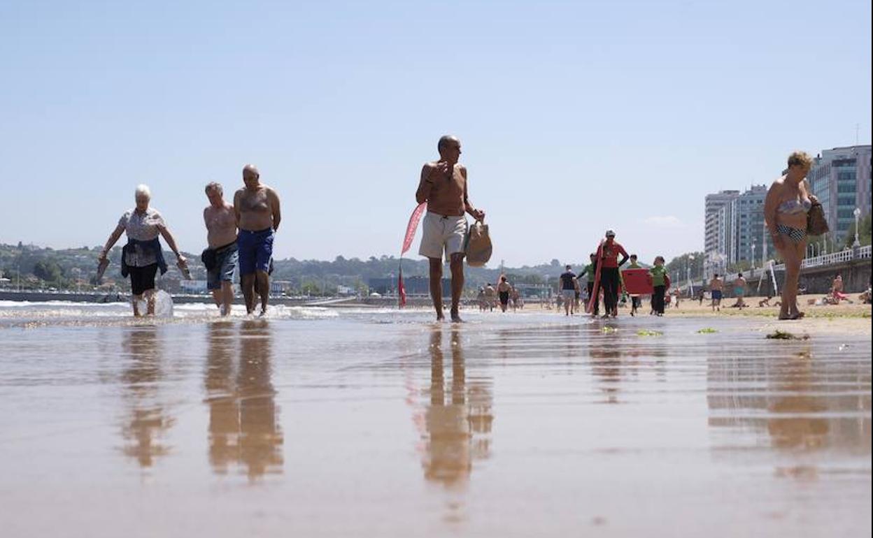 Un grupo de bañistas disfrutan de la Playa de San Lorenzo en Gijón