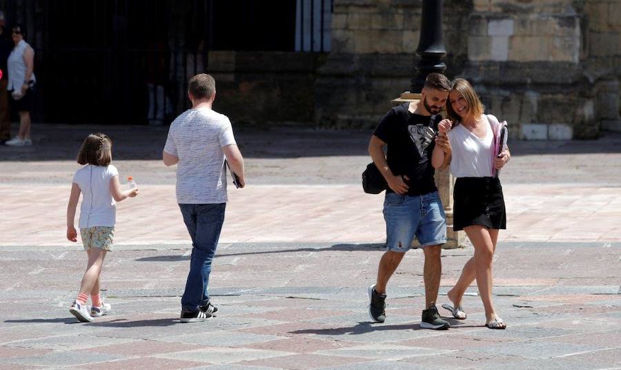 Los asturianos aprovechan el calor que a lo largo de este jueves remitirá para dar paso de nuevo a las nubes.