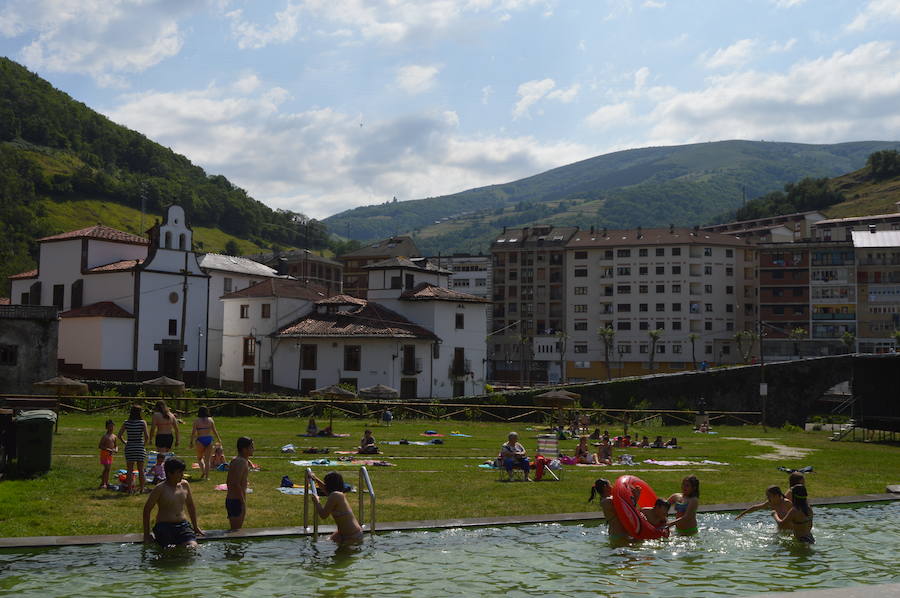 Los asturianos aprovechan el calor que a lo largo de este jueves remitirá para dar paso de nuevo a las nubes.