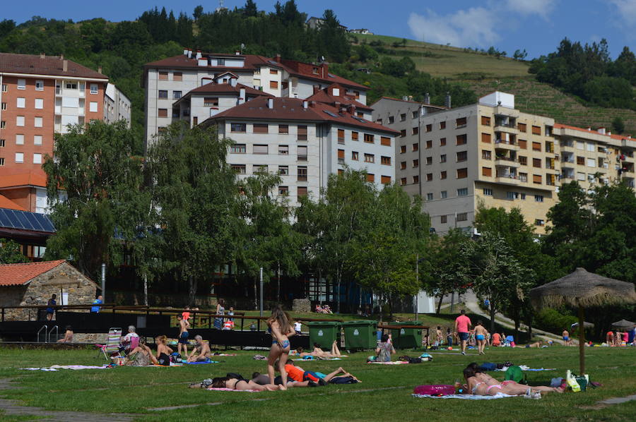 Los asturianos aprovechan el calor que a lo largo de este jueves remitirá para dar paso de nuevo a las nubes.