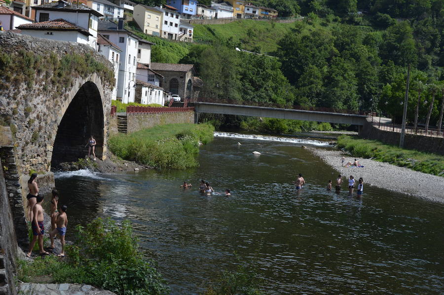 Los asturianos aprovechan el calor que a lo largo de este jueves remitirá para dar paso de nuevo a las nubes.