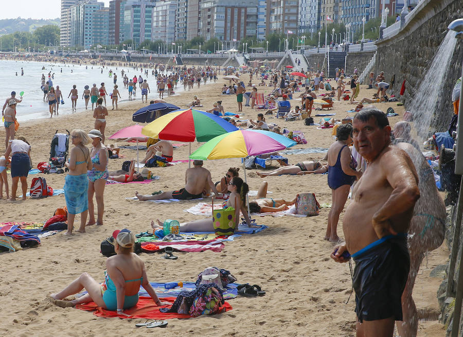 Los asturianos aprovechan el calor que a lo largo de este jueves remitirá para dar paso de nuevo a las nubes.