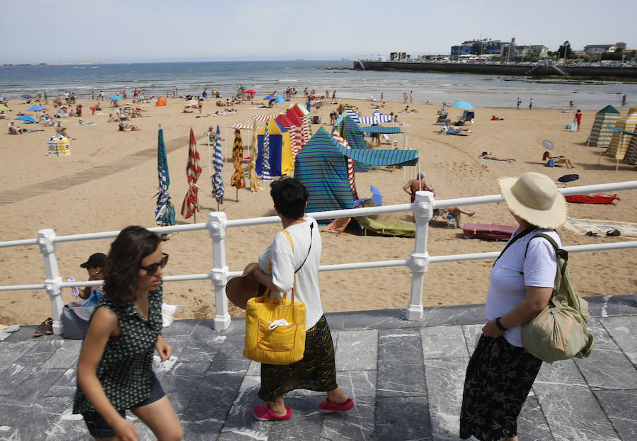 Los asturianos aprovechan el calor que a lo largo de este jueves remitirá para dar paso de nuevo a las nubes.