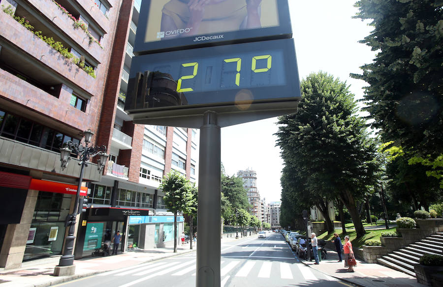 Los asturianos aprovechan el calor que a lo largo de este jueves remitirá para dar paso de nuevo a las nubes.