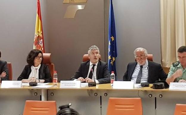 El ministro del Interior en funciones, Fernando Grande-Marlaska, (centro) durante la presentación de la campaña de verano de la DGT.