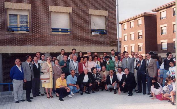 Descubrimiento de la placa en la Plaza Montañeros Vetusta en el año 1993.