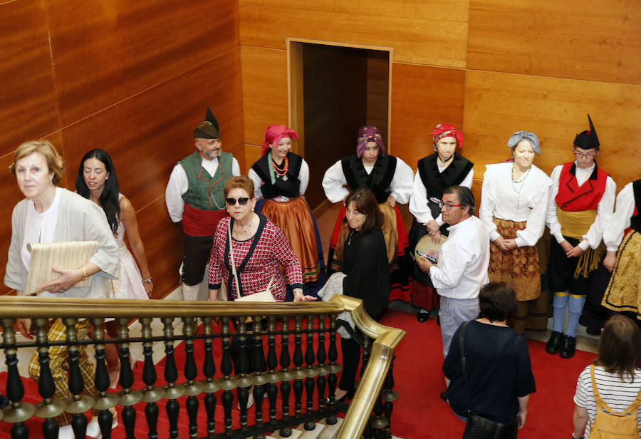 Un grupo de docentes jubilados durante el curso 2018/2019 recibió un caluroso homenaje en el salón de recepciones del Ayuntamiento de Gijón, donde estuvo presente la alcaldesa de la Gijón, Ana González, y varios concejales.