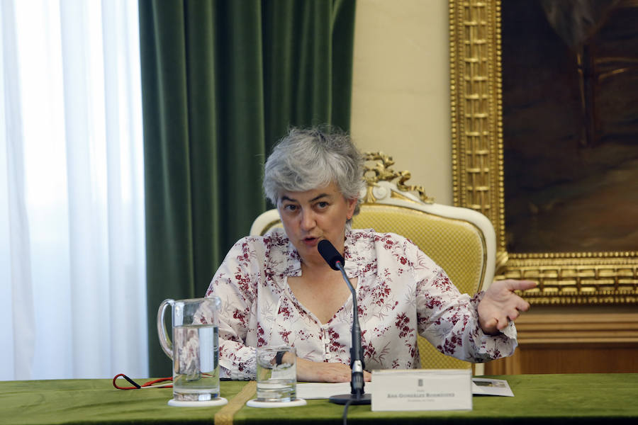 Un grupo de docentes jubilados durante el curso 2018/2019 recibió un caluroso homenaje en el salón de recepciones del Ayuntamiento de Gijón, donde estuvo presente la alcaldesa de la Gijón, Ana González, y varios concejales.