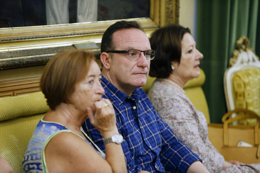 Un grupo de docentes jubilados durante el curso 2018/2019 recibió un caluroso homenaje en el salón de recepciones del Ayuntamiento de Gijón, donde estuvo presente la alcaldesa de la Gijón, Ana González, y varios concejales.