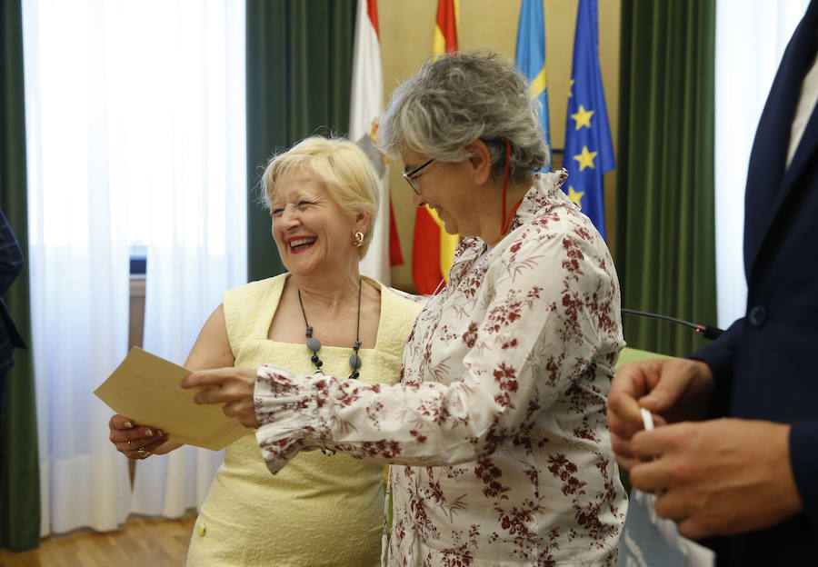 Un grupo de docentes jubilados durante el curso 2018/2019 recibió un caluroso homenaje en el salón de recepciones del Ayuntamiento de Gijón, donde estuvo presente la alcaldesa de la Gijón, Ana González, y varios concejales.