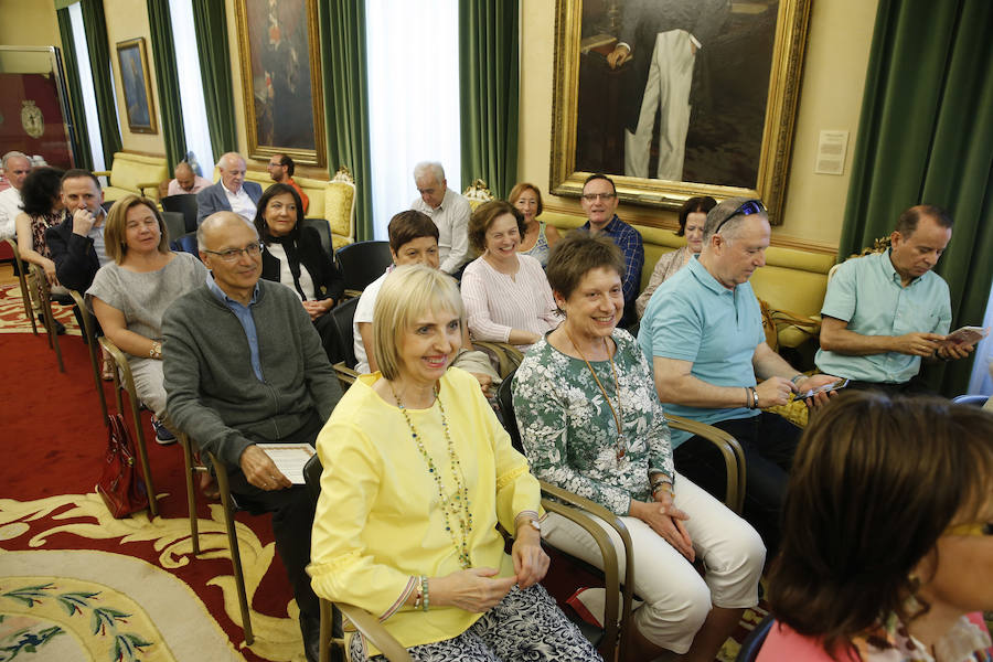 Un grupo de docentes jubilados durante el curso 2018/2019 recibió un caluroso homenaje en el salón de recepciones del Ayuntamiento de Gijón, donde estuvo presente la alcaldesa de la Gijón, Ana González, y varios concejales.