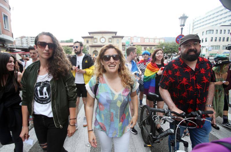 El colectivo LGTB toma las calles para defender la diversidad sexual y de género | El cambio de ubicación de la bandera arcoíris, «una decisión tomada deprisa y corriendo», enciende los ánimos de los centenares de manifestantes 