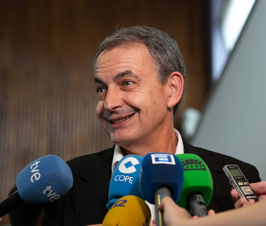 El expresidente del Gobierno José Luis Rodríguez Zapatero ha advertido al futuro jefe del Ejecutivo asturiano, Adrián Barbón, de que «tiene el listón alto» que le deja «un socialista distinto» como Javier Fernández,
