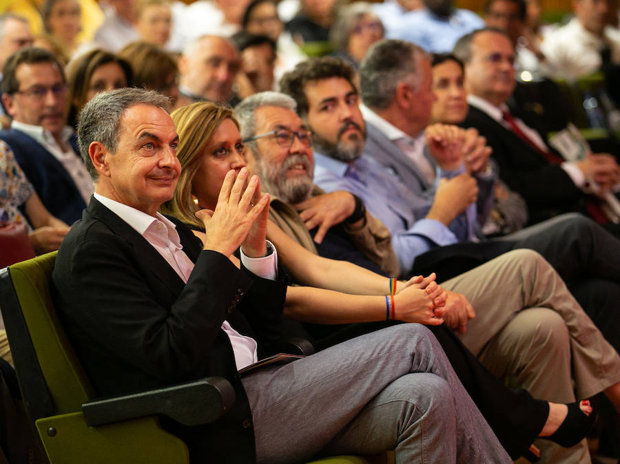 El expresidente del Gobierno José Luis Rodríguez Zapatero ha advertido al futuro jefe del Ejecutivo asturiano, Adrián Barbón, de que «tiene el listón alto» que le deja «un socialista distinto» como Javier Fernández,