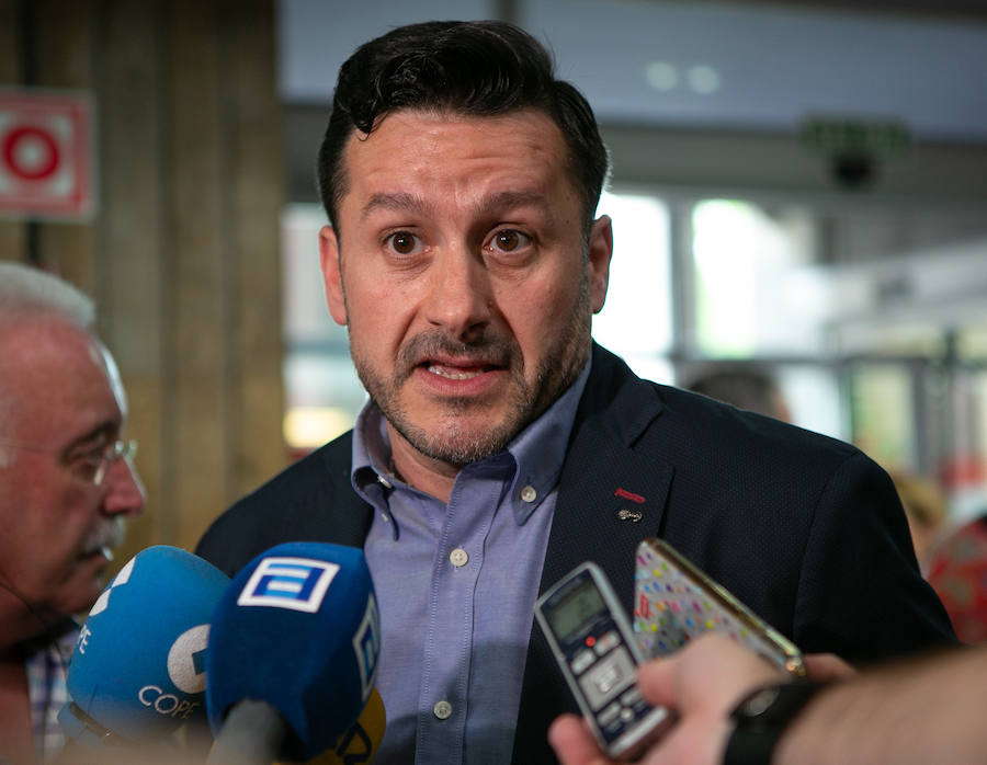 El expresidente del Gobierno José Luis Rodríguez Zapatero ha advertido al futuro jefe del Ejecutivo asturiano, Adrián Barbón, de que «tiene el listón alto» que le deja «un socialista distinto» como Javier Fernández,