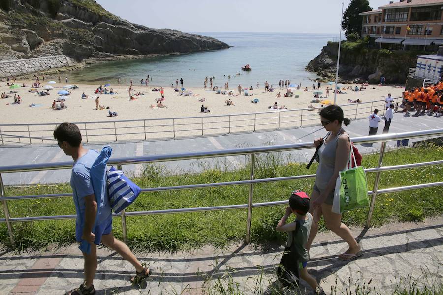 Bañistas en la playa de El Sablón.