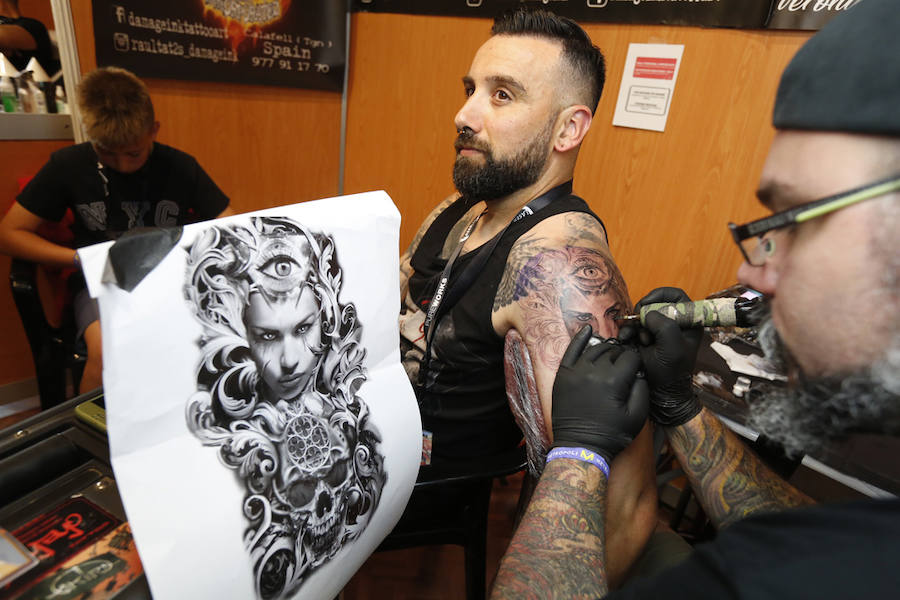 Orcos, vehículos de cine, rimas ante un auditorio enfervorizado, tatuajes, atracciones de feria, puestos de comida... El festival de ocio de Gijón abrió ayer diez días de diversión sin límites