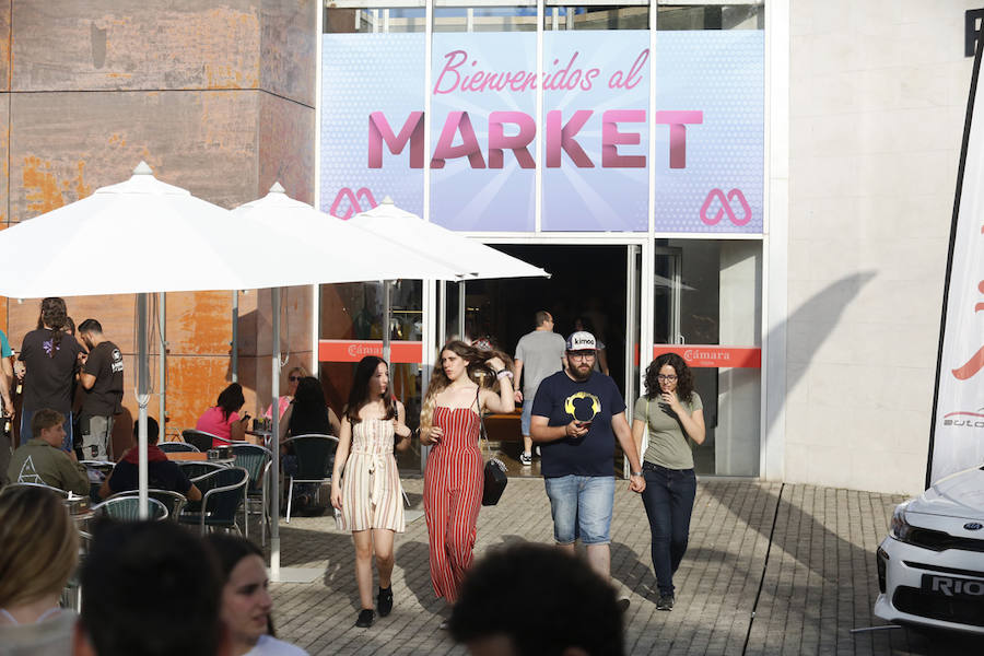Orcos, vehículos de cine, rimas ante un auditorio enfervorizado, tatuajes, atracciones de feria, puestos de comida... El festival de ocio de Gijón abrió ayer diez días de diversión sin límites