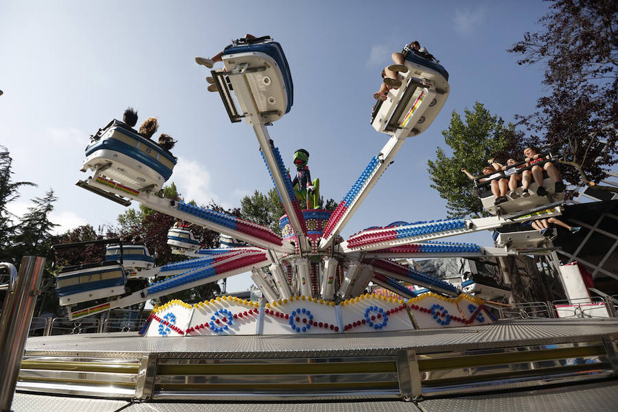 Orcos, vehículos de cine, rimas ante un auditorio enfervorizado, tatuajes, atracciones de feria, puestos de comida... El festival de ocio de Gijón abrió ayer diez días de diversión sin límites
