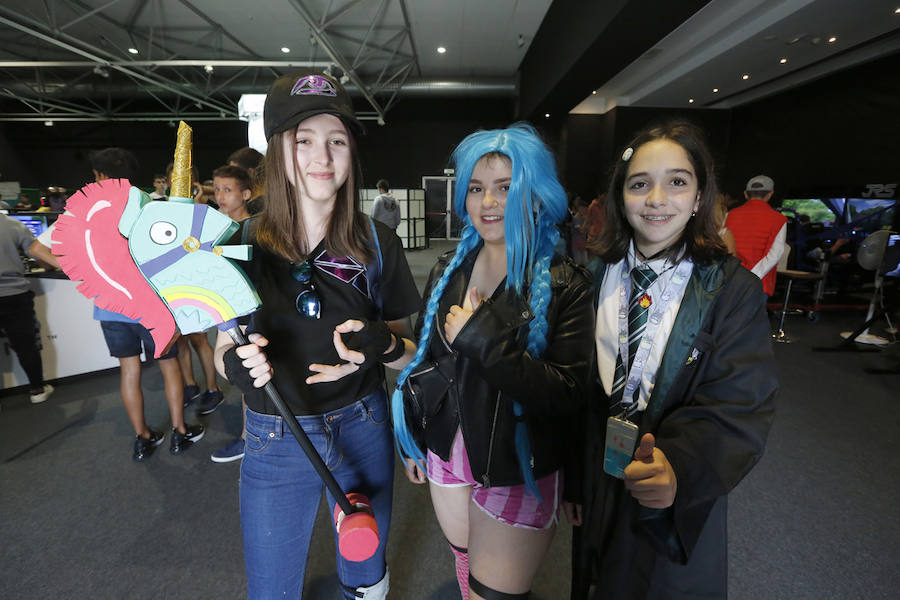 Orcos, vehículos de cine, rimas ante un auditorio enfervorizado, tatuajes, atracciones de feria, puestos de comida... El festival de ocio de Gijón abrió ayer diez días de diversión sin límites