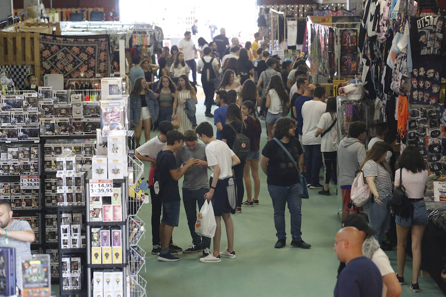 Orcos, vehículos de cine, rimas ante un auditorio enfervorizado, tatuajes, atracciones de feria, puestos de comida... El festival de ocio de Gijón abrió ayer diez días de diversión sin límites
