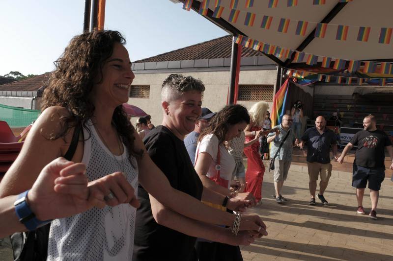 En Gijón el 'Orgullín del Norte' daba el pistoletazo de salida con el desfile gijonés que arrancó a las 17 horas del paseo de Begoña bajo el lema 'Ley integral trans ya'.