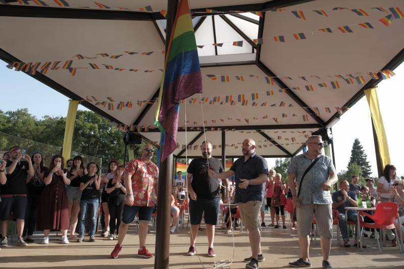 En Gijón el 'Orgullín del Norte' daba el pistoletazo de salida con el desfile gijonés que arrancó a las 17 horas del paseo de Begoña bajo el lema 'Ley integral trans ya'.