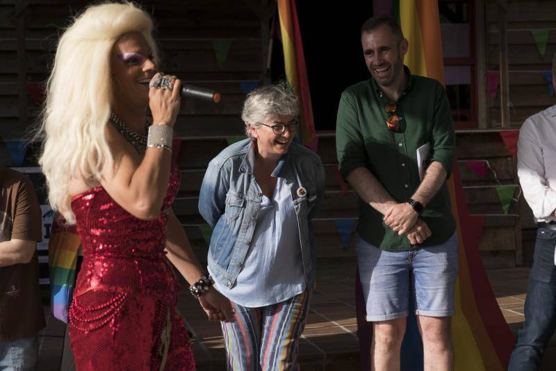 En Gijón el 'Orgullín del Norte' daba el pistoletazo de salida con el desfile gijonés que arrancó a las 17 horas del paseo de Begoña bajo el lema 'Ley integral trans ya'.