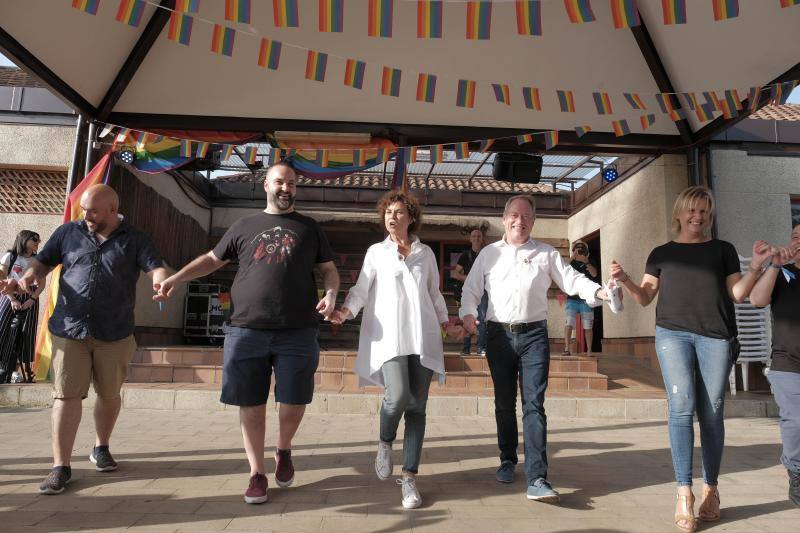 En Gijón el 'Orgullín del Norte' daba el pistoletazo de salida con el desfile gijonés que arrancó a las 17 horas del paseo de Begoña bajo el lema 'Ley integral trans ya'.