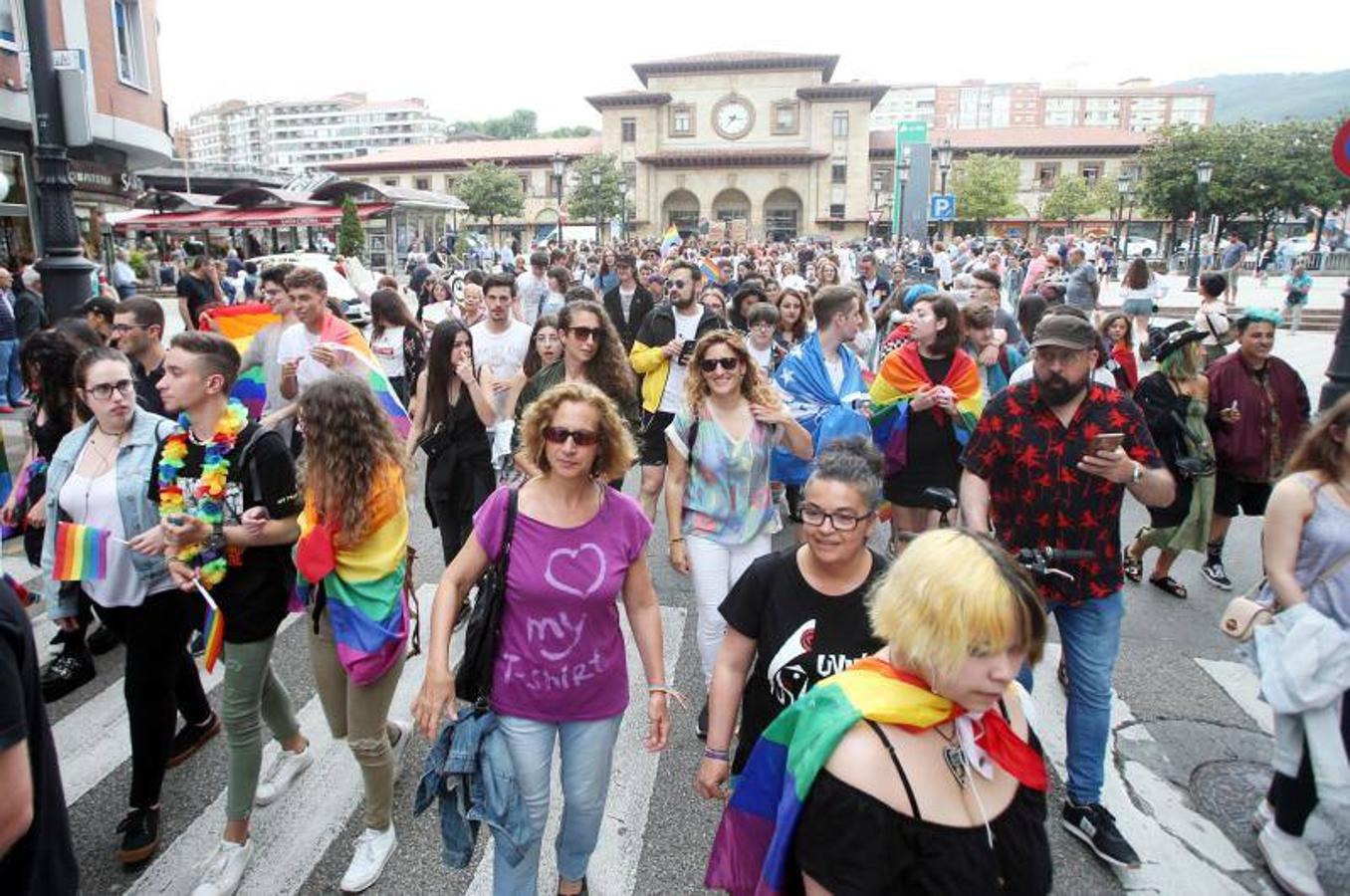 Cientos de personas participaron ayer en los distintos actos celebrados en Asturias con motivo del Día del Orgullo Gay. En Oviedo reivindicaron en una marcha un 'Orgullo Crítico' y a favor de la diversidad sexual.