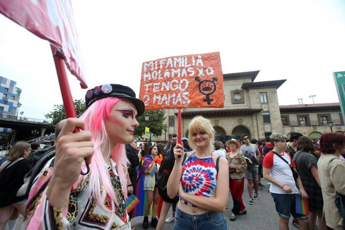 Cientos de personas participaron ayer en los distintos actos celebrados en Asturias con motivo del Día del Orgullo Gay. En Oviedo reivindicaron en una marcha un 'Orgullo Crítico' y a favor de la diversidad sexual.