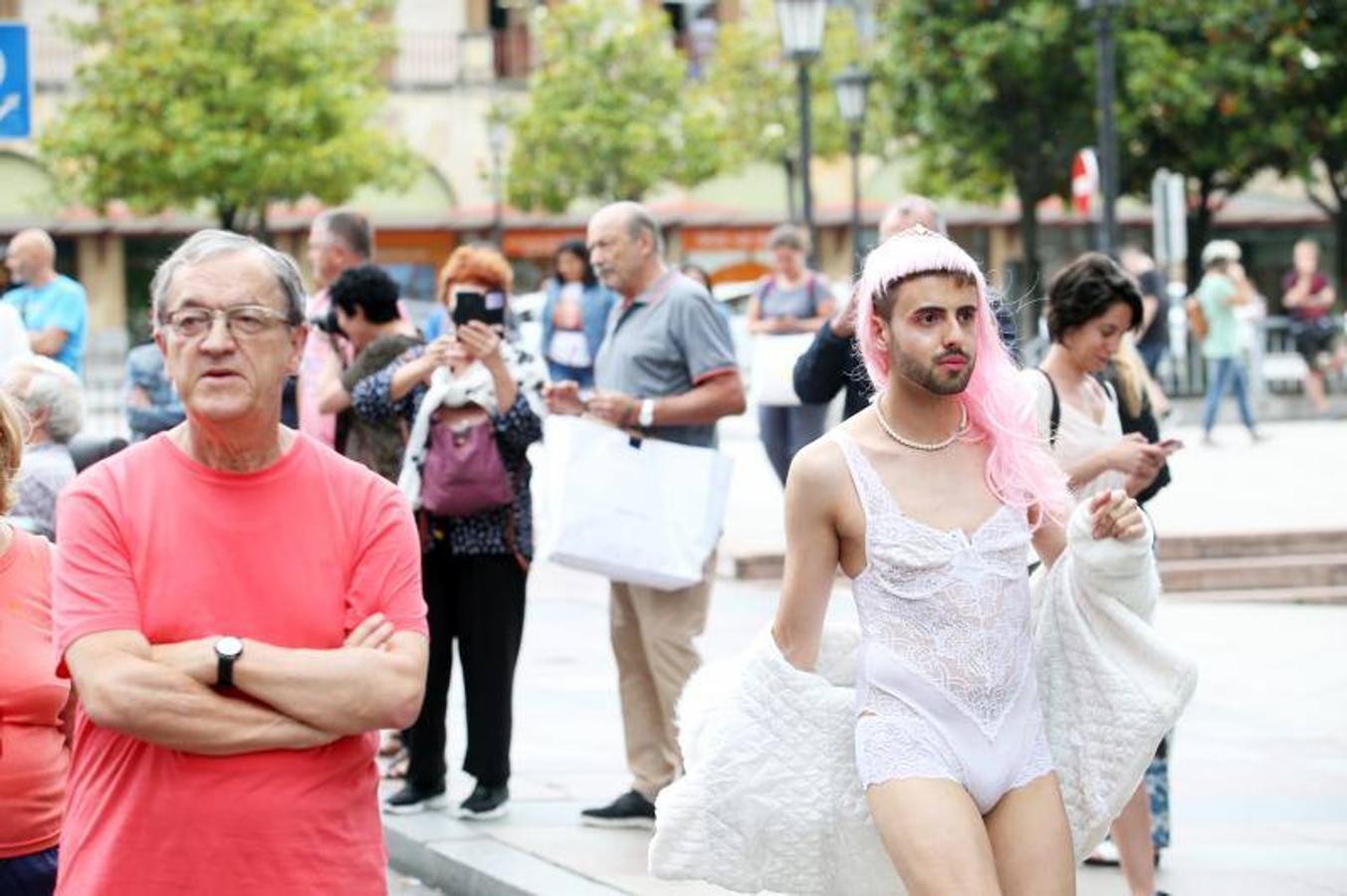 Cientos de personas participaron ayer en los distintos actos celebrados en Asturias con motivo del Día del Orgullo Gay. En Oviedo reivindicaron en una marcha un 'Orgullo Crítico' y a favor de la diversidad sexual.