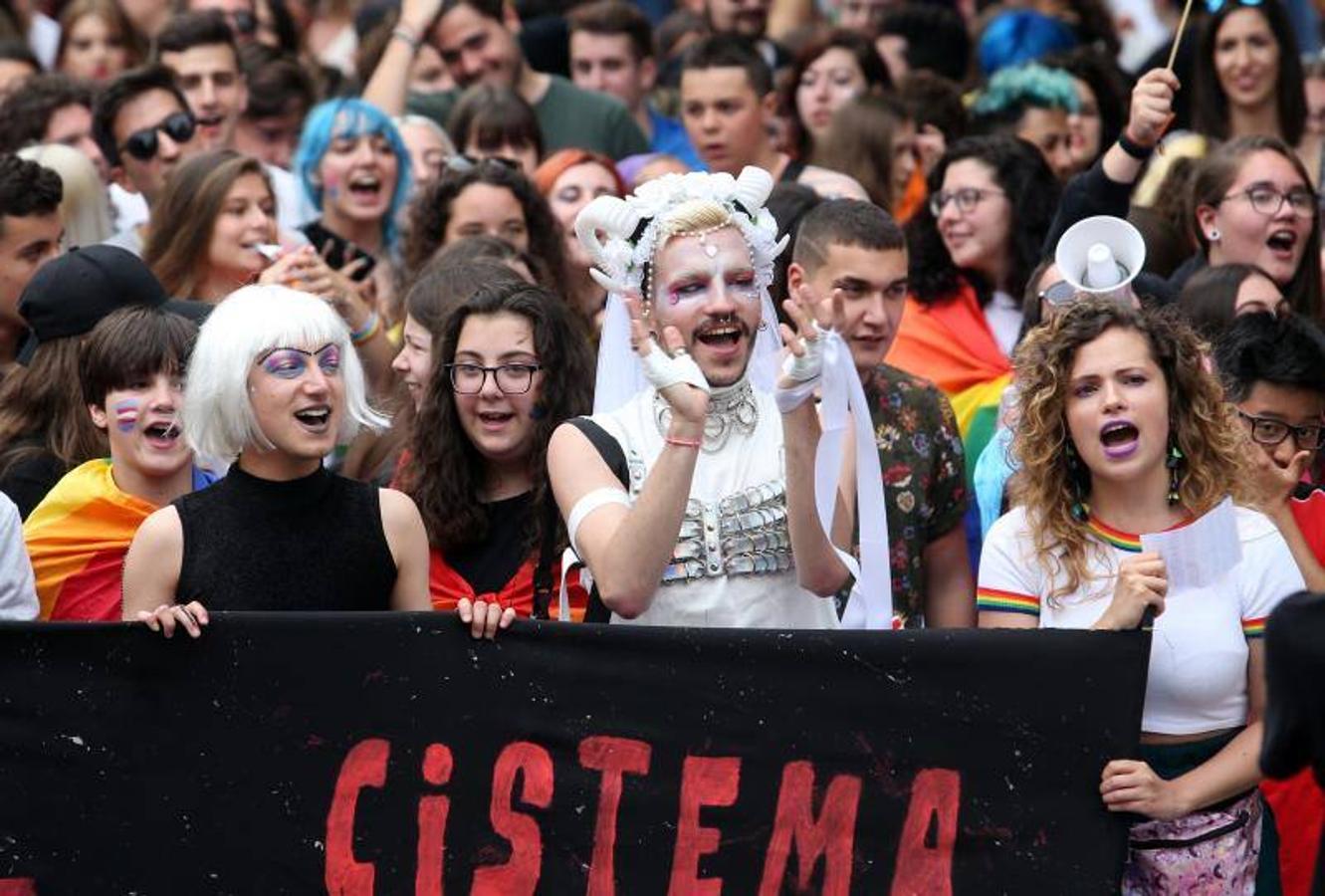 Cientos de personas participaron ayer en los distintos actos celebrados en Asturias con motivo del Día del Orgullo Gay. En Oviedo reivindicaron en una marcha un 'Orgullo Crítico' y a favor de la diversidad sexual.