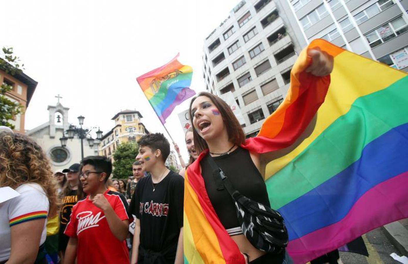 Cientos de personas participaron ayer en los distintos actos celebrados en Asturias con motivo del Día del Orgullo Gay. En Oviedo reivindicaron en una marcha un 'Orgullo Crítico' y a favor de la diversidad sexual.