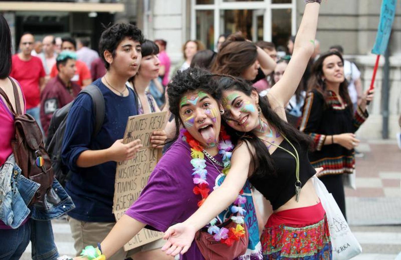 Cientos de personas participaron ayer en los distintos actos celebrados en Asturias con motivo del Día del Orgullo Gay. En Oviedo reivindicaron en una marcha un 'Orgullo Crítico' y a favor de la diversidad sexual.