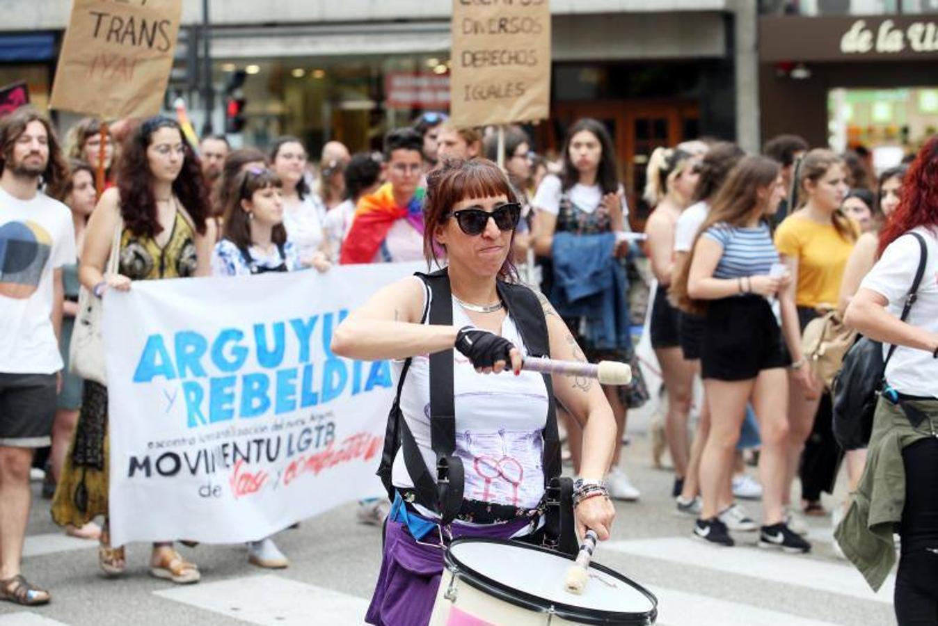 Cientos de personas participaron ayer en los distintos actos celebrados en Asturias con motivo del Día del Orgullo Gay. En Oviedo reivindicaron en una marcha un 'Orgullo Crítico' y a favor de la diversidad sexual.