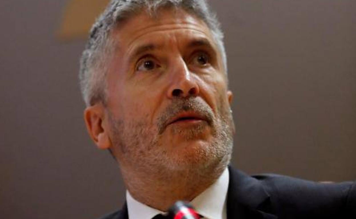 El ministro del Interior en funciones, Fernando Grande-Marlaska, y el director general de Tráfico, Pere Navarro, durante la presentación del dispositivo especial por el que la Dirección General de Tráfico 