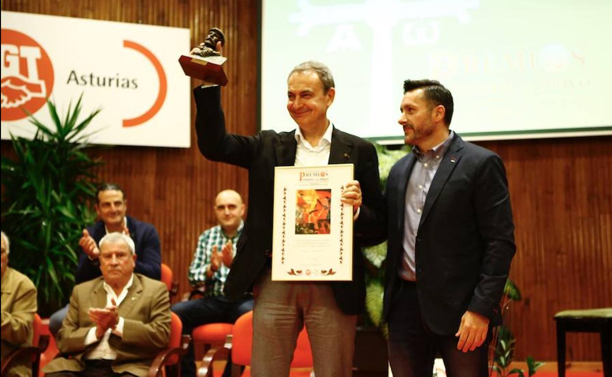 José Luis Rodríguez Zapatero, recibiendo el premio de UGT en Oviedo. 