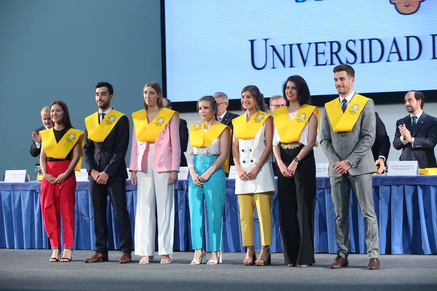 Al acto, celebrado en el Palacio de Congresos de la capital del Principado ha acudido el consejero de Sanidad Francisco del Busto. 