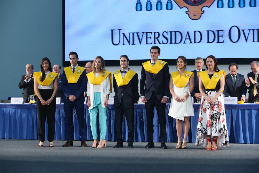 Al acto, celebrado en el Palacio de Congresos de la capital del Principado ha acudido el consejero de Sanidad Francisco del Busto. 