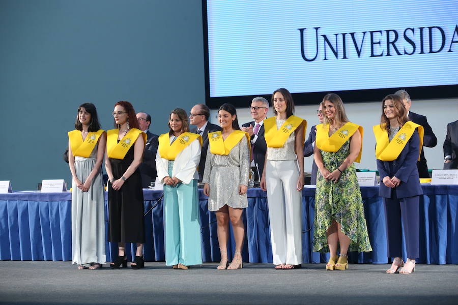 Al acto, celebrado en el Palacio de Congresos de la capital del Principado ha acudido el consejero de Sanidad Francisco del Busto. 
