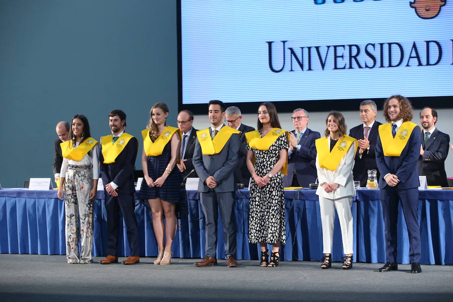 Al acto, celebrado en el Palacio de Congresos de la capital del Principado ha acudido el consejero de Sanidad Francisco del Busto. 