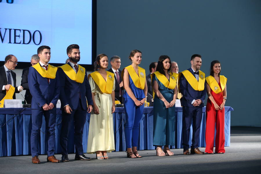Al acto, celebrado en el Palacio de Congresos de la capital del Principado ha acudido el consejero de Sanidad Francisco del Busto. 