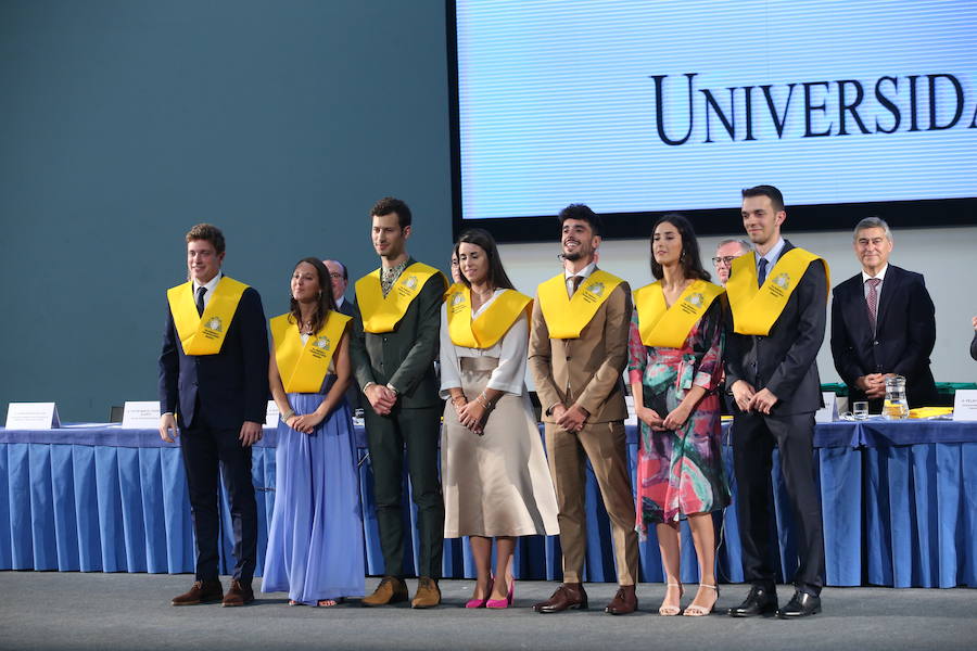 Al acto, celebrado en el Palacio de Congresos de la capital del Principado ha acudido el consejero de Sanidad Francisco del Busto. 