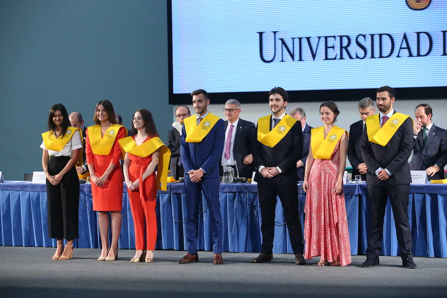 Al acto, celebrado en el Palacio de Congresos de la capital del Principado ha acudido el consejero de Sanidad Francisco del Busto. 