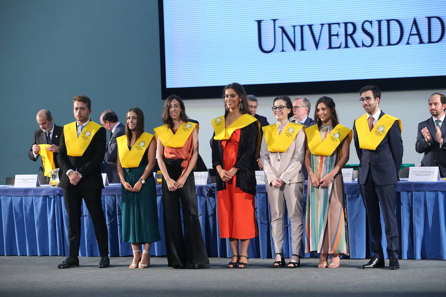 Al acto, celebrado en el Palacio de Congresos de la capital del Principado ha acudido el consejero de Sanidad Francisco del Busto. 