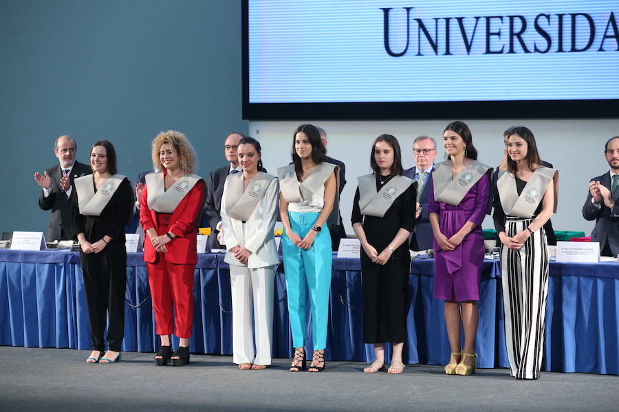 Al acto, celebrado en el Palacio de Congresos de la capital del Principado ha acudido el consejero de Sanidad Francisco del Busto. 