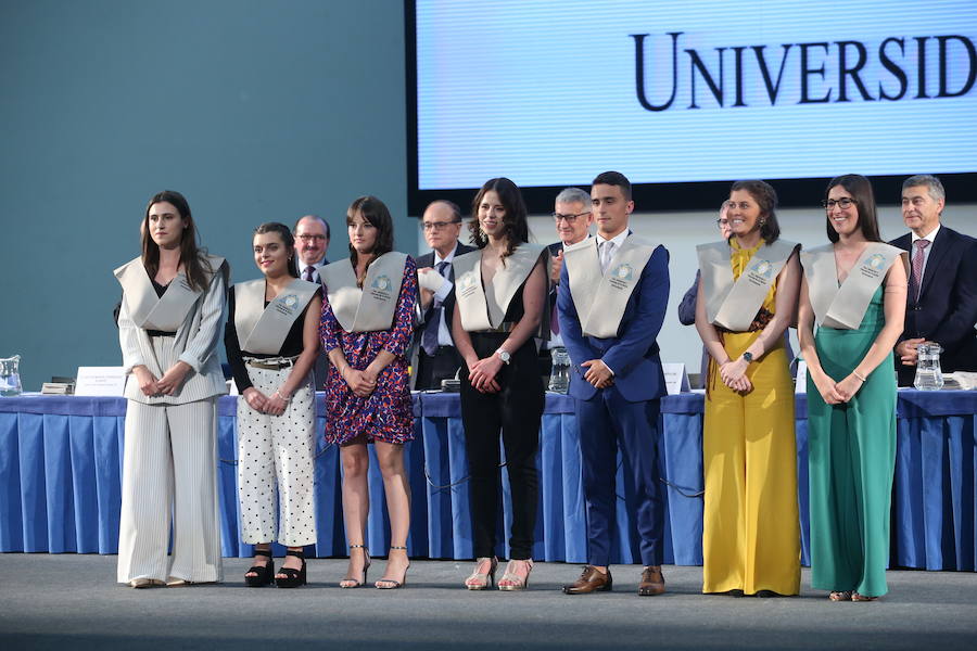 Al acto, celebrado en el Palacio de Congresos de la capital del Principado ha acudido el consejero de Sanidad Francisco del Busto. 
